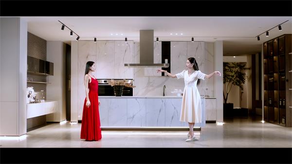 因?yàn)閻郏詯邸@部家居片子的背后是美不勝收